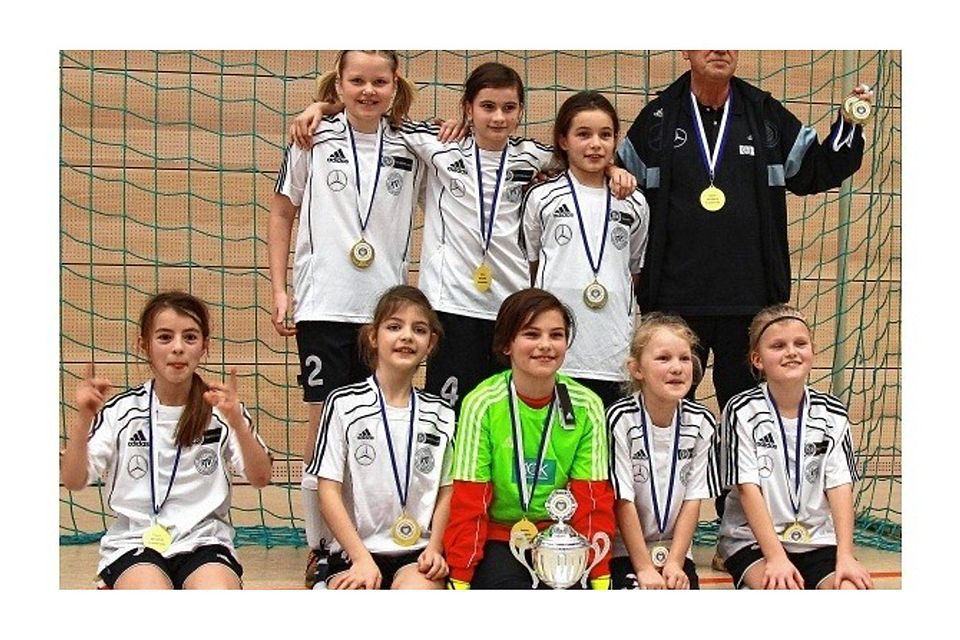Strahlende Gesichter: Die E-Juniorinnen der Kreisauswahl Schwerin-Nordwestmecklenburg haben sich in Warnemünde die Futsal-Krone aufgesetzt. Privat