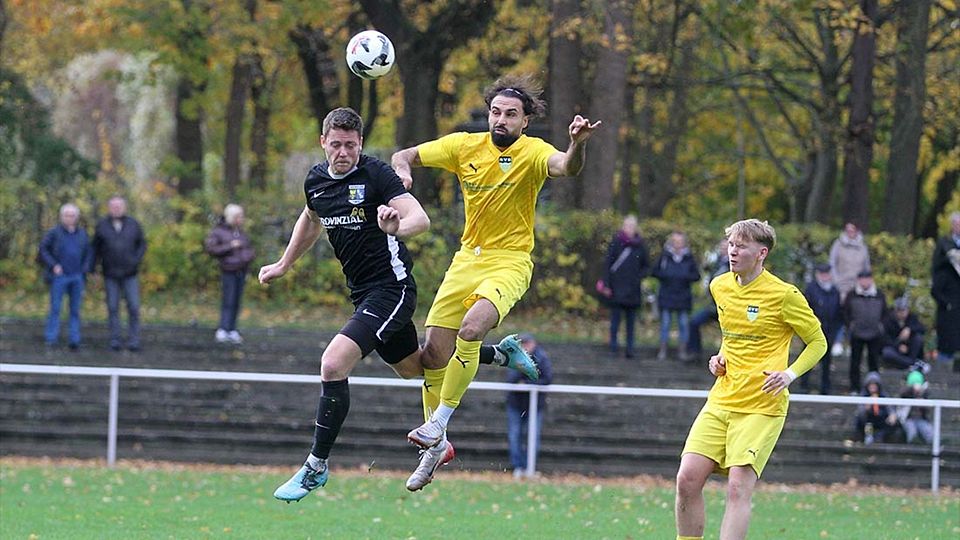 Henrik Moellgaard (li., SV Dörpum) gegen Leif Celik (SVE Comet Kiel).