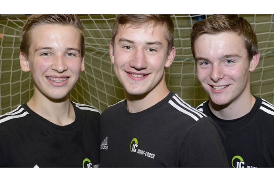 Spaß am Trainerjob: Die Borgloher Junior-Coaches (von links) Heinrich Frerich, Marcus Brörmann und Henry Stegmann arbeiten gern mit den Fußballjüngsten. Foto: Pentermann