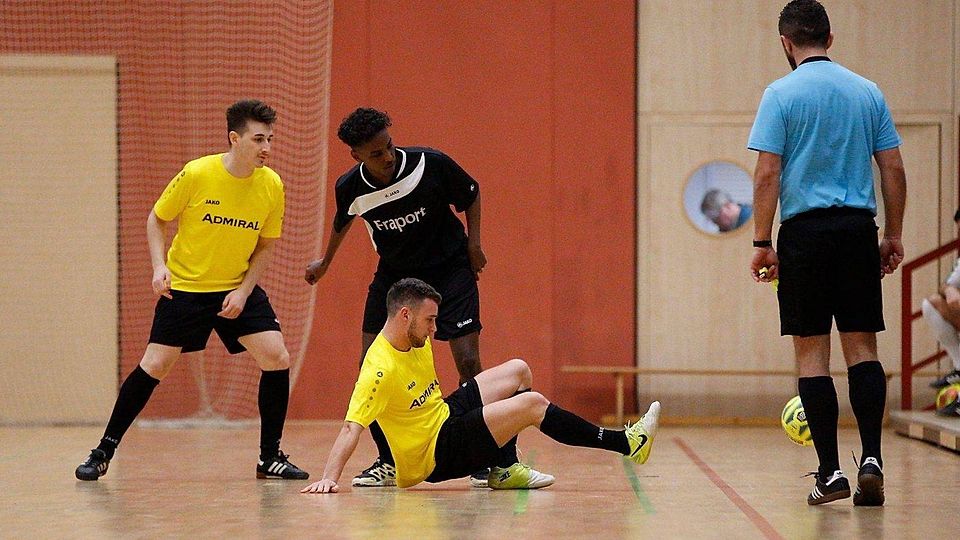 Selam Etbarek (Mitte) zog mit seiner SG DJK Haattersheim etwas überraschend ins Finale ein.