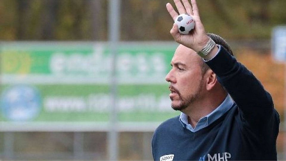 Wird auch am Sonntag in Freiburg die Anweisungen geben: Kickers-Interimscoach Paco Vaz. Foto: Pressefoto Baumann