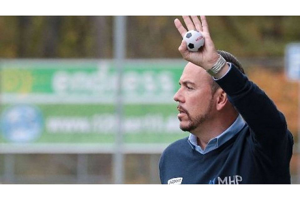 Wird auch am Sonntag in Freiburg die Anweisungen geben: Kickers-Interimscoach Paco Vaz. Foto: Pressefoto Baumann