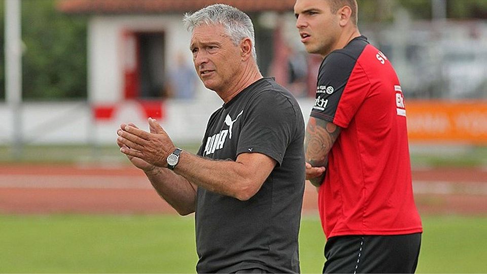 Merings Trainer Gerhard Kitzler sah müde Spieler (rechts Christian Cappek).  Foto: Michael Hochgemuth