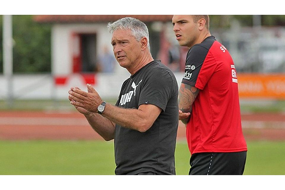 Merings Trainer Gerhard Kitzler sah müde Spieler (rechts Christian Cappek).  Foto: Michael Hochgemuth