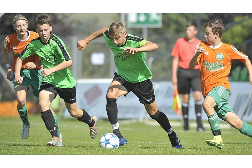 Die SpVgg GW Deggendorf (grüne Trikots) möchte auch gegen den TSV 1860 München den Vorwärtsgang einlegen F: Geisler