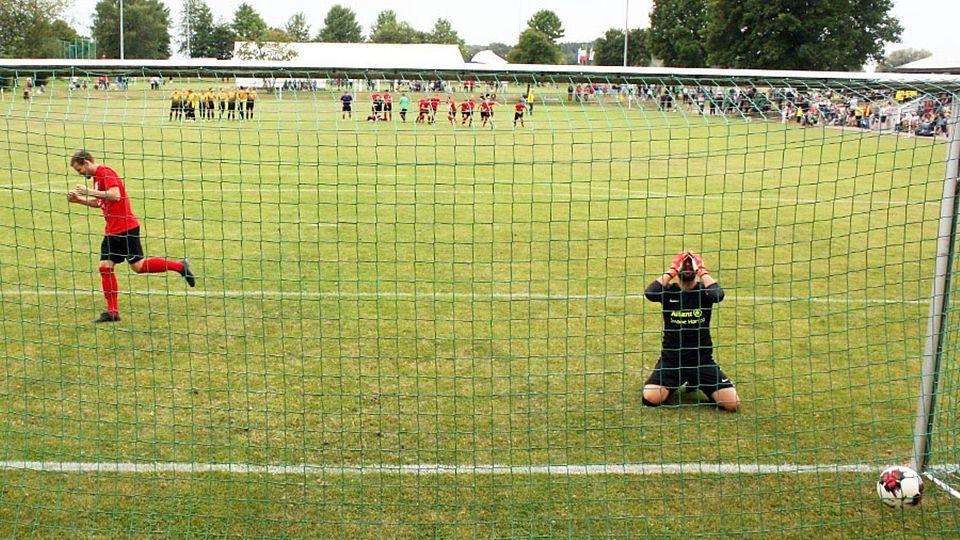 Die Entscheidung: Oberriedens Spielertrainer Florian Huber dreht jubelnd ab, nachdem der Ball zunächst an den Pfosten ging, von dort an den Rücken von Schönebergs Torhüter Tobias Vater (rechts) und von da im Netz gelandet ist. 