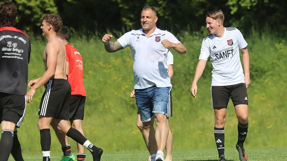 Fußball Saison 2024/25 A-Klasse TSV Hohenpeißenberg Meisterjubel mit Trainer Alex Sanktjohanser nach dem 2:0-Heimsieg gegen den SC Böbing am 31. Mai 2025