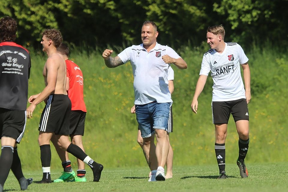 Fußball Saison 2024/25 A-Klasse TSV Hohenpeißenberg Meisterjubel mit Trainer Alex Sanktjohanser nach dem 2:0-Heimsieg gegen den SC Böbing am 31. Mai 2025