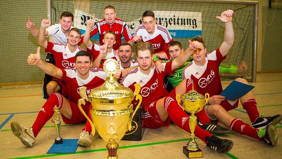 Daumen hoch: Verdienter Sieger des 13. Giebelsee-Cups ist der SV Victoria Seelow.  ©Edgar Nemschok / MOZ