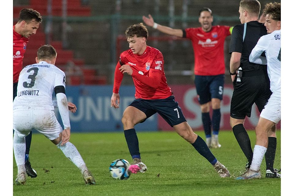 Waren bei der SpVgg Unterhaching Teamgefährten: Maurice Krattenmacher (am Ball) und Seppi Welzmüller (im Hintergrund). Waren bei der SpVgg Unterhaching Teamgefährten: Maurice Krattenmacher (am Ball) und Seppi Welzmüller (im Hintergrund).
