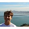 Beste Aussichten auf eine Glanzkarriere als Fußballprofi: Valentin Sponer vor der Golden-Gate-Brücke mit der Skyline von San Francisco FOTO: tb-Fotos