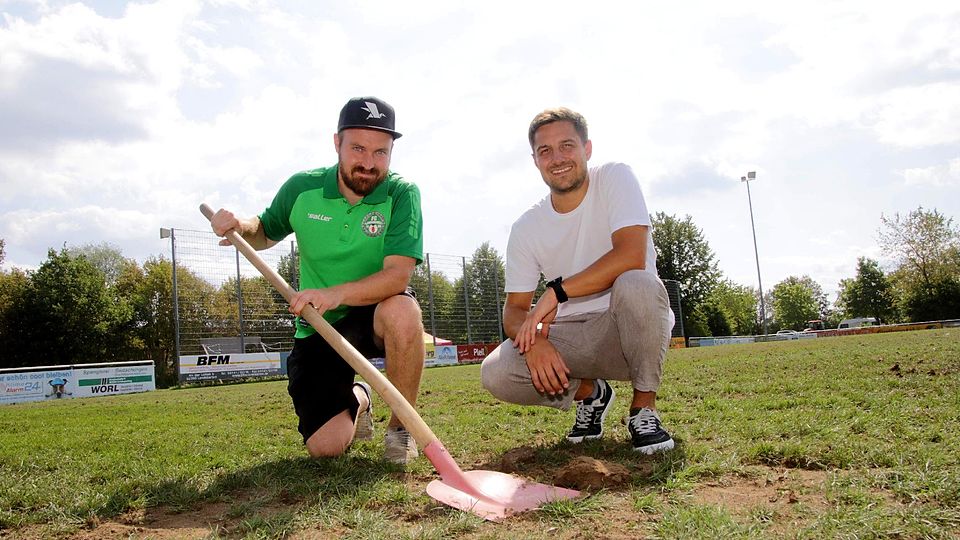 Versuchen den Platz wenigstens für die Rückrunde fit zu machen: Max Bals (l.) und Sebastian Pleil.