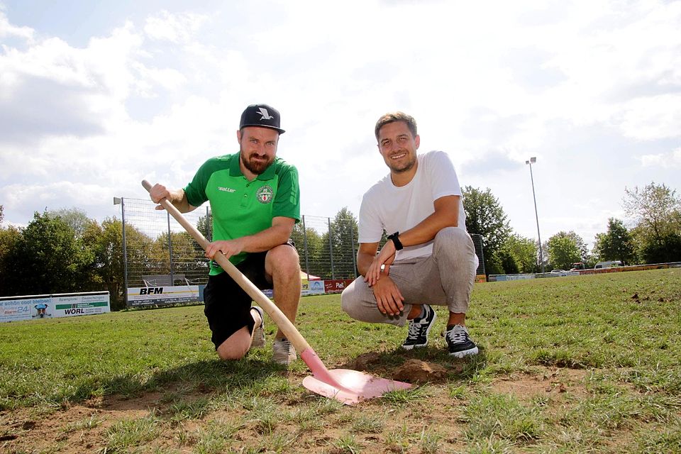 Versuchen den Platz wenigstens für die Rückrunde fit zu machen: Max Bals (l.) und Sebastian Pleil. Versuchen den Platz wenigstens für die Rückrunde fit zu machen: Max Bals (l.) und Sebastian Pleil.
