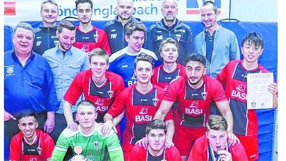 Hallenfußball-Stadtmeisster FC Wegberg-Beeck mit dem besten Turnier-Torschützen Joel Specht (unten, 2.v.r.). Foto: Royal