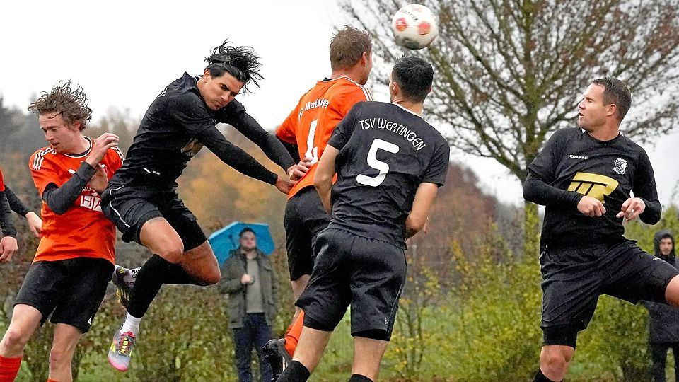 Per Kopf klärt hier Wertingens Simon Bunk (Zweiter von links) gegen die Maihinger Offensive. Auf dem Kunstrasenplatz feierten das Kellerkind einen 2:1-Sieg.