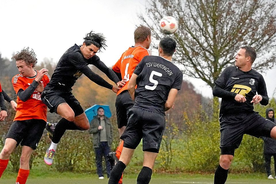 Per Kopf klärt hier Wertingens Simon Bunk (Zweiter von links) gegen die Maihinger Offensive. Auf dem Kunstrasenplatz feierten das Kellerkind einen 2:1-Sieg.