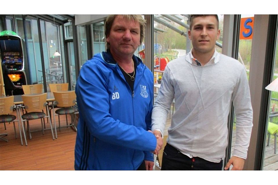 Abbachs Sportlicher Leiter Dietmar Beyer (l.) begrüßt den neuen TSV-Keeper Ludwig Räuschl jun. Foto: TSV Bad Abbach