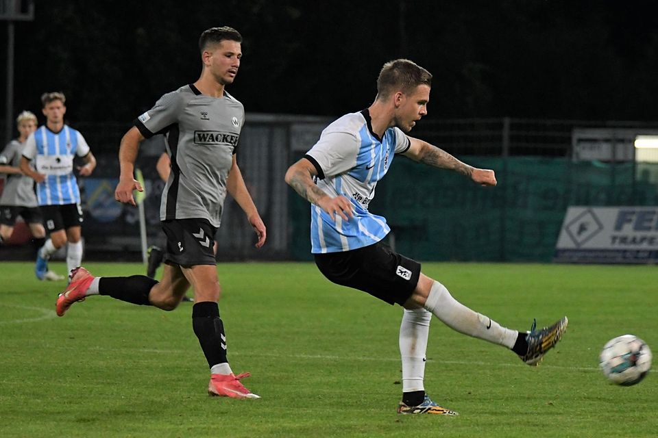 Daniel Wein, hier im Trikot der Löwen gegen Wacker Burghausen, läuft in der kommenden Saison in der Kreisklasse München auf. Daniel Wein, hier im Trikot der Löwen gegen Wacker Burghausen, läuft in der kommenden Saison in der Kreisklasse München auf.