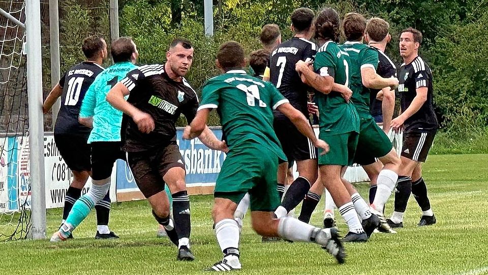 Der TSV Moorenweis (in Grün) im Spiel beim SC Maisach.