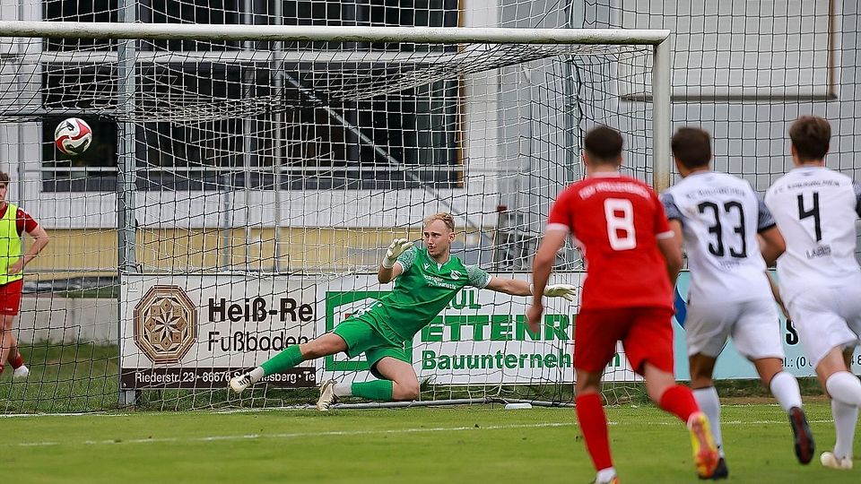 Keine Chance beim Elfmeter hatte FC Ehekirchens Torwart Korbinian Neumaier.