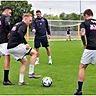 Ingelheims Chefcoach David Klose (hinten), beobachtet, was seine Spieler (von links) Max Sponheimer, Florian Maas und Pascal Missal mit dem Ball so anstellen.