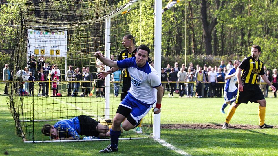 Wird es der VfB Herzberg? Die Kreisstädter drehten nach der Winterpause unheimlich auf. Johannes Petzold hat die 68er beim 3:1-Halbfinalsieg gegen den TSV Schlieben auf die Siegerstraße geschossen. Acht Mal hat er es in der Liga in des Gegners Kasten klingeln lassen. F: Bock