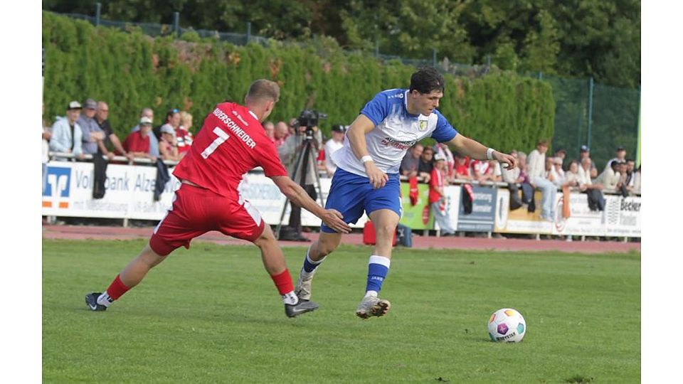 Am Gegenspieler vorbei: Der Gau-Odernheim Christopher Hahn (rechts) ist gut drauf, lässt hier Wormatia-Spieler Luca Baderschneider stehen und war auch in Koblenz mit einem Treffer erfolgreich.	Foto: Axel Schmitz/pakalski-press