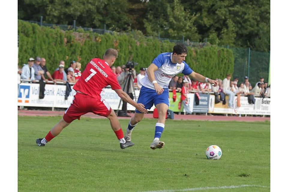 Am Gegenspieler vorbei: Der Gau-Odernheim Christopher Hahn (rechts) ist gut drauf, lässt hier Wormatia-Spieler Luca Baderschneider stehen und war auch in Koblenz mit einem Treffer erfolgreich.	Foto: Axel Schmitz/pakalski-press