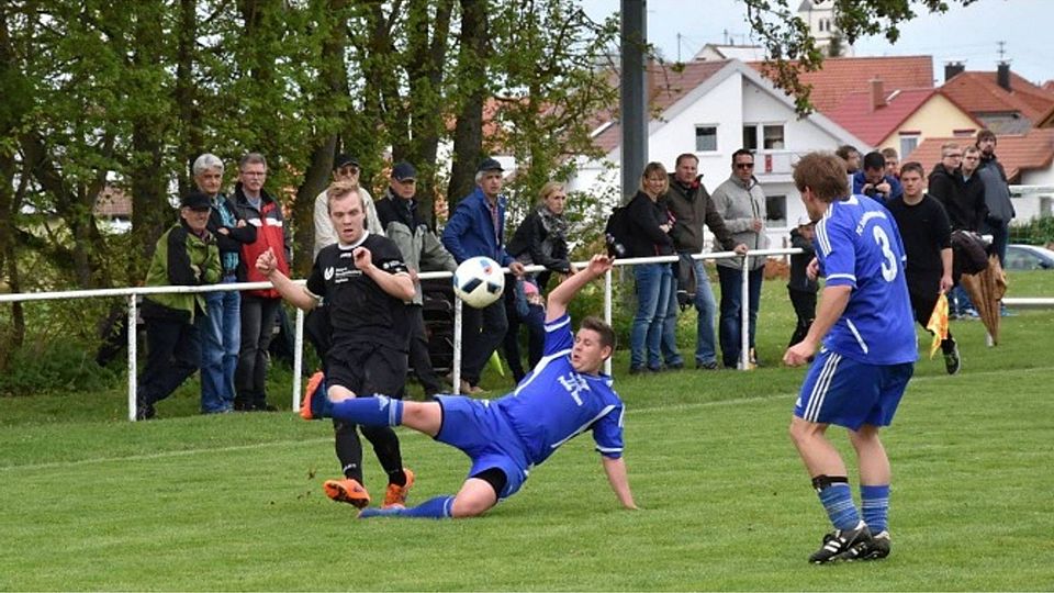 Schelklingen/Alb (blau), Zweiter der Kreisliga A, muss heute der Konkurrenz zuschauen.   Foto: Patrick Huss
