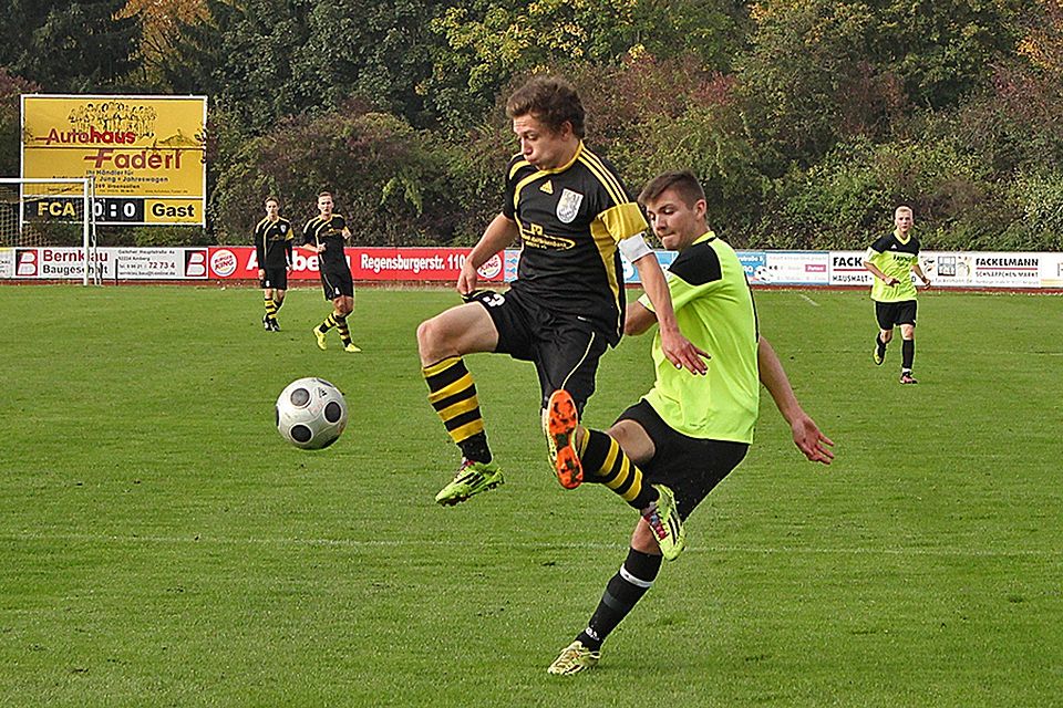 Die U19 des FC Amberg (l.) kam gegen Ettmannsdorf nicht über ein 2:2 hinaus. F: Rössler