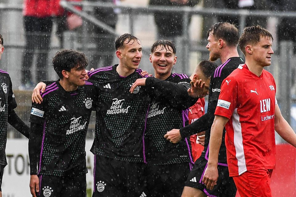 30-mal kam Max Scholze (zweiter von rechts) beim FC Bayern in der Saison 2023/24 in der Regionalliga zum Einsatz.