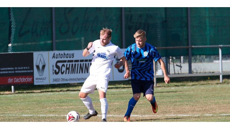 Julian Schaub, hier beim Spiel gegen Grünberg, schießt mit seinen zwei Toren die SGAES beim Kurdischen FC Gießen zum Sieg. Archivfoto: Luca Raab 