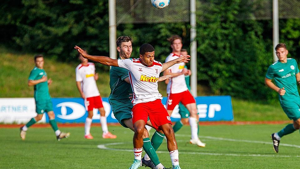 An die Jahn-U21 hat die DJK Gebenbach (in Grün) keine guten Erinnerungen.