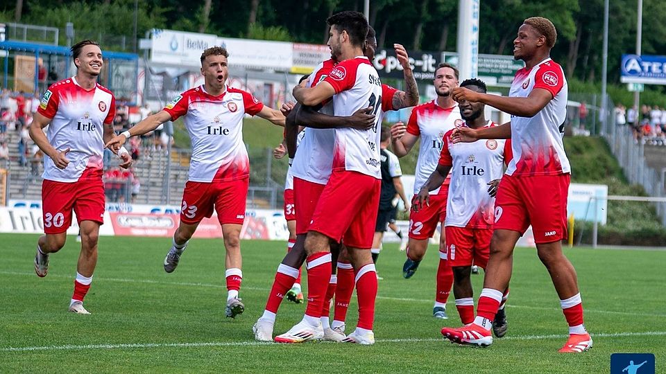 Die Sportfreunde Siegen sind mit Malik Hodroj (linke Seite, Nummer 23) in der Elf der Woche vetreten.