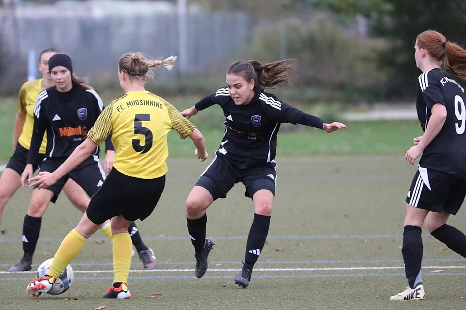 Ein Duell auf Augenhöhe lieferten sich die Moosburger Fußballerinnen um Hadil Larbaoui (M.) mit Tabellenführer FC Moosinning. Zählbares sprang letztlich aber nicht heraus.