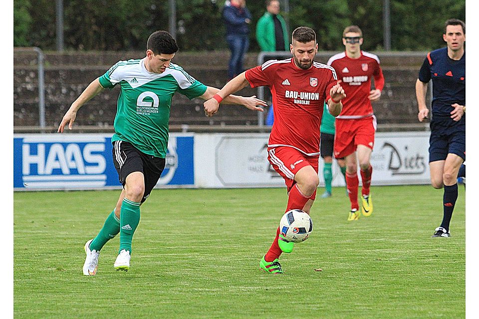 Nur schwer zu stoppen: Hassia-Stürmer Gürkan Satici (vorne rechts), der auch das 2:1 erzielte, im Duell mit Artur Bäcker (l.).	  Foto: Edgar Daudistel