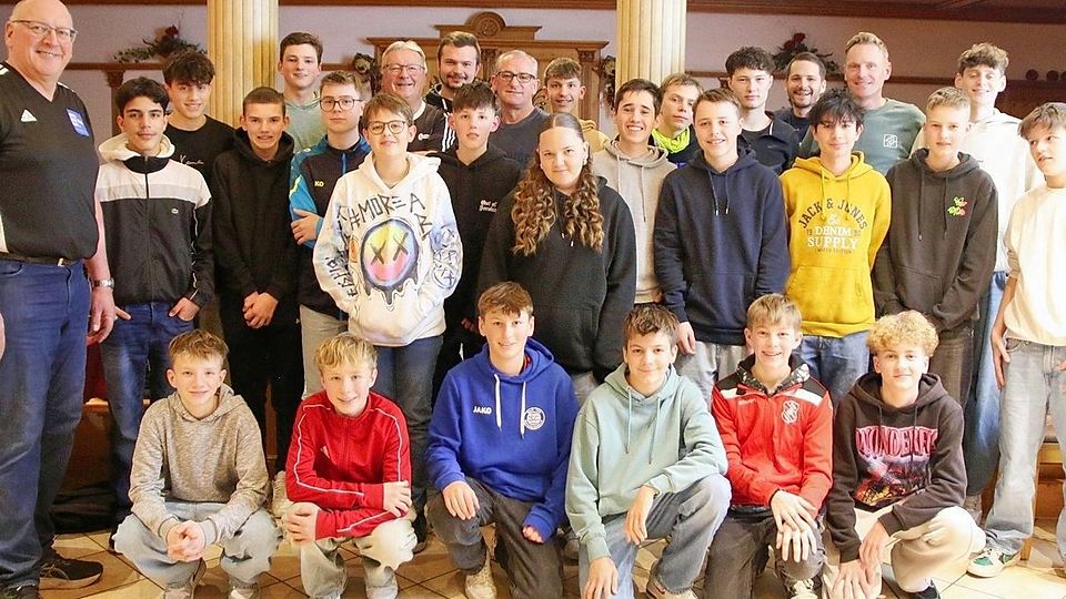 Alle 28 Neulinge haben die Schiri-Prüfung erfolgreich bestanden. Mittendrin Lehrwart Wolfgang Klotz, links Obmann Christian Erdle.