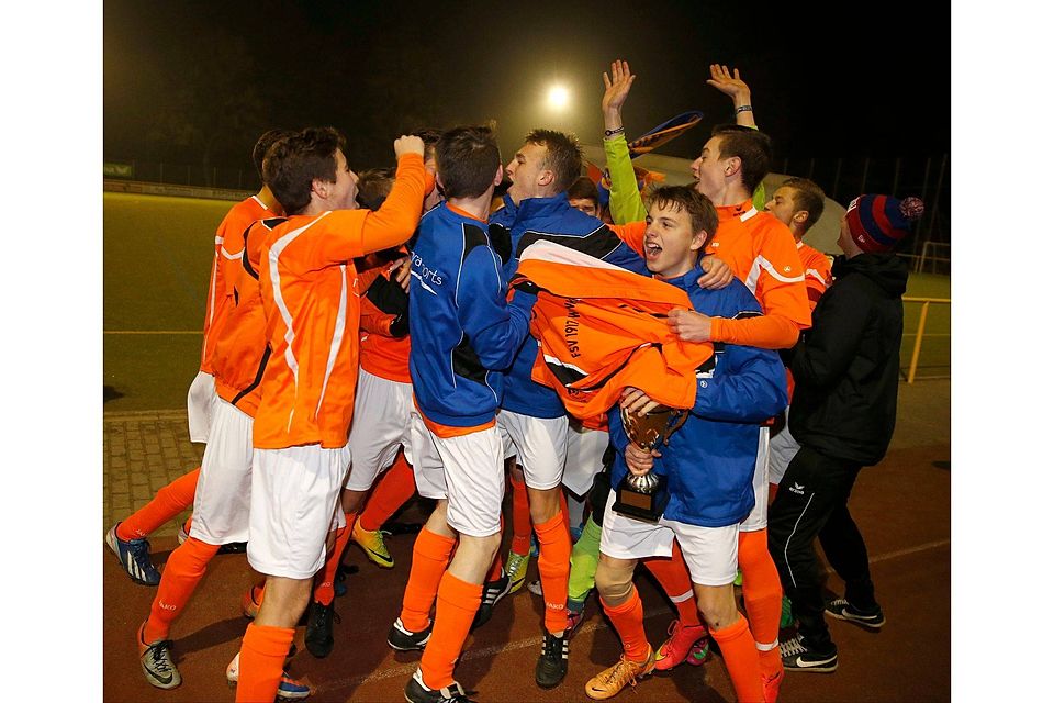Grenzenloser Jubel: Die A-Jugendlichen des FSV Winkel freuen sich über den Pokalsieg. Foto: rscp/Rene Vigneron