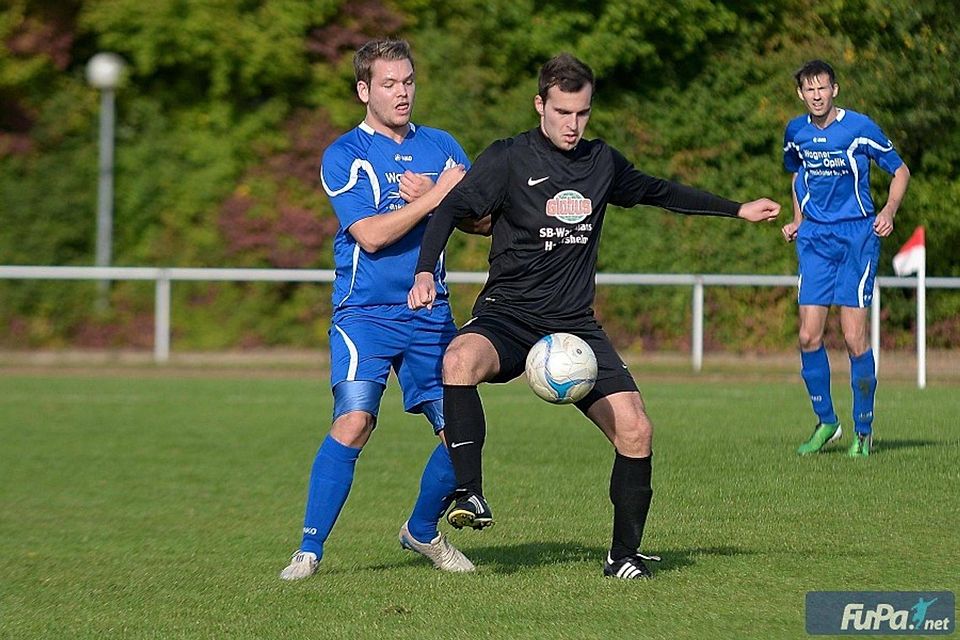 Abgeblockt: Die DJK Flörsheim (schwarz) nahm den FC Eddersheim II mit 9:1 auseinander. Archivfoto: Tom Klein