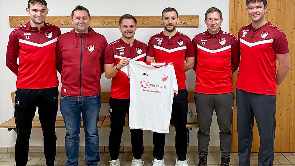 Von links: Co-Spielertrainer Lukas Leikam, Trainer Achim Henzel, die Neuzugänge Dominik Doblinger und Nehar Kadriji sowie die Abteilungsleiter Tobias und Daniel Sowada.