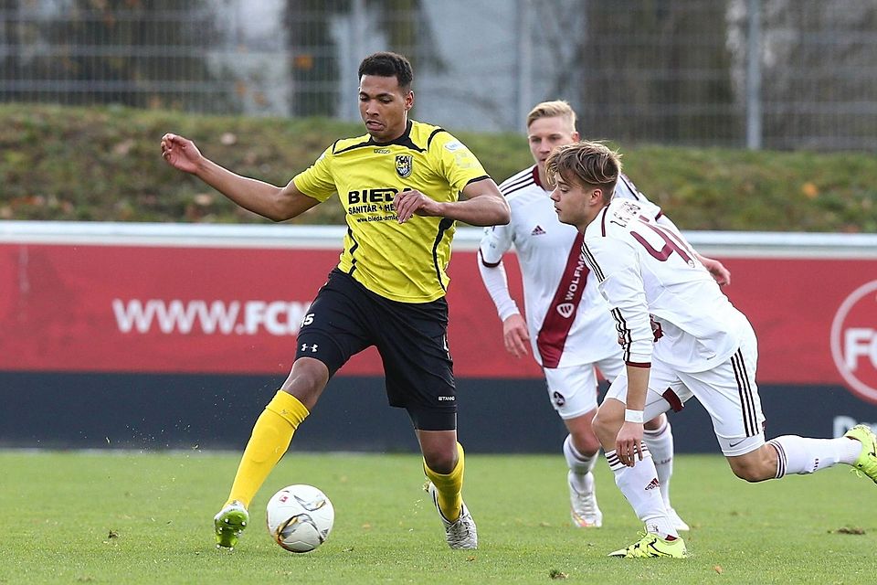 Inter-Spielertrainer Julian Ceesay (links) trug einst fünf Jahre lang das Trikot des FC Amberg.
