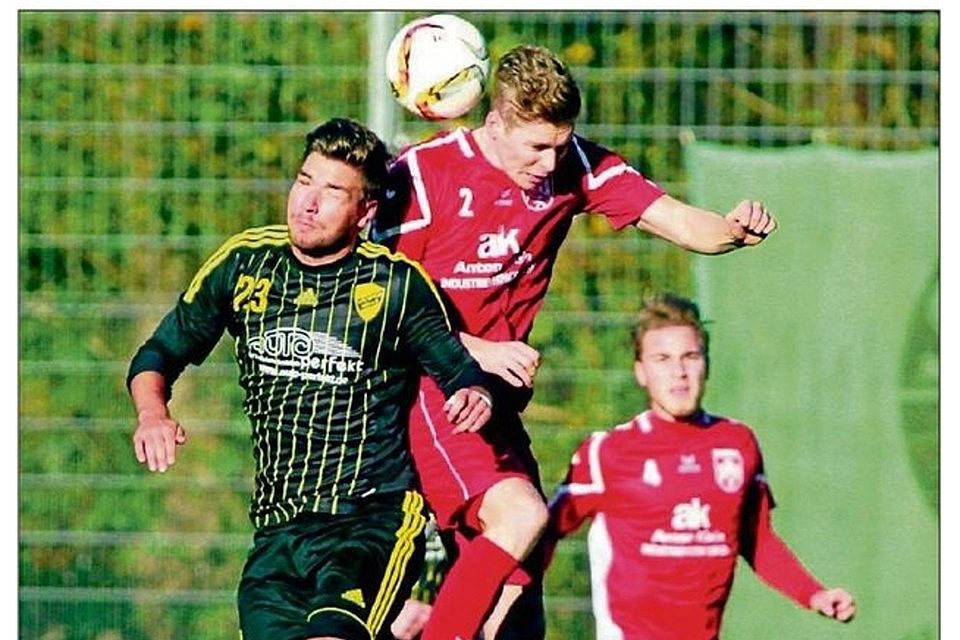Klar überlegen waren Christian Hoerner (rechts) und der FC Hennef dem 1. FC Spich um Daniel Fredel. FOTO: HENRY