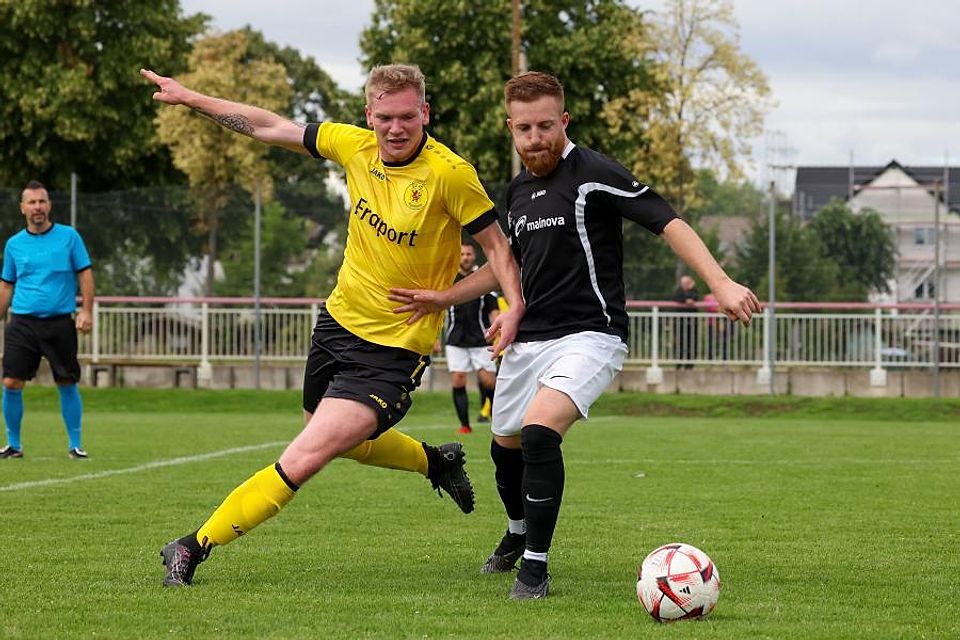Der Blick gehört nur dem Ball: Reinheims Lukas Haase (links) im Duell mit Bruno Silva Ferreira (PSV Groß-Umstadt)
