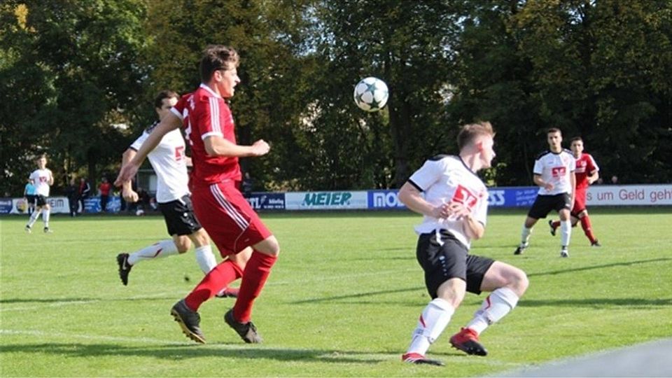 Ihrlerstein (in rot) glückte der Coup des Spieltags. Schierling (in weiß) holte ein Remis in Leibersdorf. Foto: Roloff