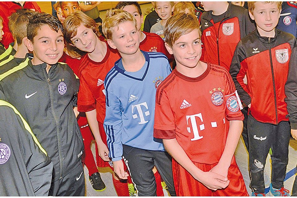 Stars von morgen? Die U 11 des FC Bayern München freut sich über den Titelgewinn beim dritten Rucker-Cup. Im Finale gewannen die jungen Fußballer mit 2:1 gegen den 1. FC Nürnberg.  Foto: Xaver Habermeier