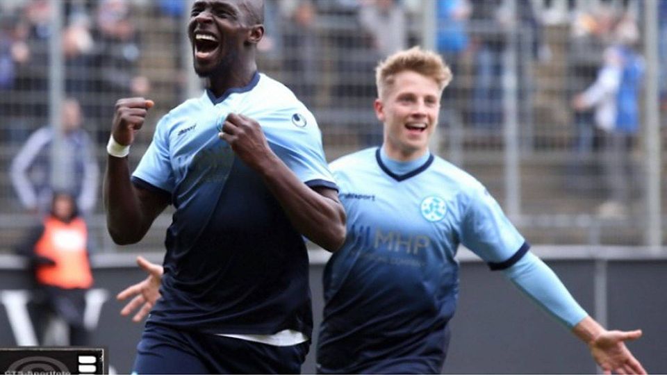 Die Stuttgarter Kickers haben endlich wieder einen Grund zum Jubeln. Foto: Hans-Ulrich Sterr / CTS-Sportfoto