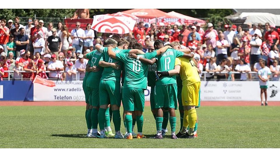 Als Einheit – so wie hier beim Testspiel gegen Bundesligist Mainz 05 – wollen sich die Ingelheimer in der Landesliga präsentieren.	Foto: Mario Luge - Archiv 