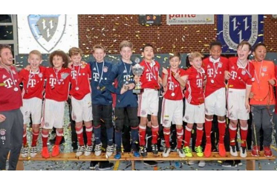 Stolze Kids im güldenen Konfettiregen: Der Nachwuchs des FC Bayern München gewann den VGH-Hallensupercup in Schledehausen. Fotos: Jörn Martens
