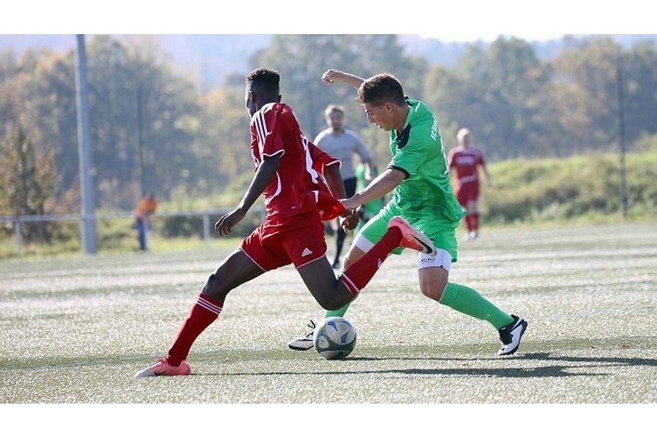 Benjamin Maurer (rechts) erkämpft den Ball gegen den Usinger Elliot Baba und bereitet damit das 2:0 für den FC Neu-Anspach II vor.	Foto: Breier