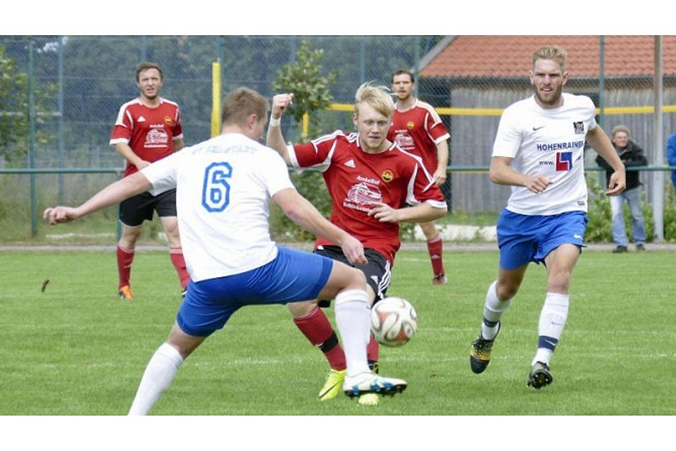 Hart umkämpft war das Hinspiel zwischen dem TSV Otterfing (in Rot) und dem SV Ohlstadt. Foto: Andreas Leder